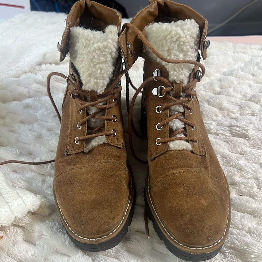Boots size 9